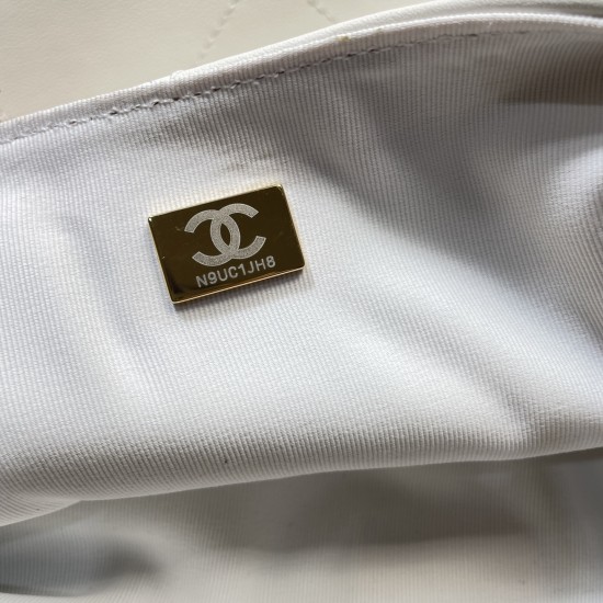 930 25k underarm bag hippie hobo bag is too cool 25k hippie hobo bag classic large diamond lattice big thick chain point 8 heavy gold chain is very sense of points the surface of the old effect is very Vintage sense of the bag body soft capacity is very l