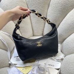 780 25k underarm bag hippie hobo bag is too cool 25k hippie hobo bag classic large diamond lattice big thick chain point 8 heavy gold chain is very sense of points the surface of the old effect is very Vintage sense of antique body soft capacity is very l