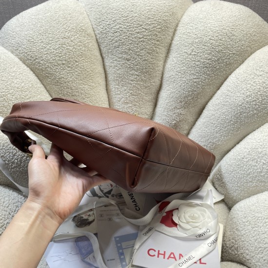 980 25k腋下包嬉皮hobo包太酷啦25k嬉皮hobo包经典大菱格大粗链条点8沉甸甸的金链条很有分感表面做旧效果很有Vintage中古感包身柔软 容量非常大好看又能装的hobo谁能拒绝上身随性又潇洒尺寸53x43x9cm 5839