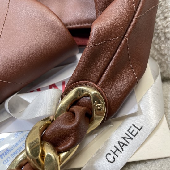 980 25k腋下包嬉皮hobo包太酷啦25k嬉皮hobo包经典大菱格大粗链条点8沉甸甸的金链条很有分感表面做旧效果很有Vintage中古感包身柔软 容量非常大好看又能装的hobo谁能拒绝上身随性又潇洒尺寸53x43x9cm 5839