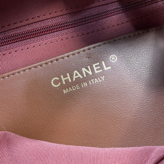 980 25k腋下包嬉皮hobo包太酷啦25k嬉皮hobo包经典大菱格大粗链条点8沉甸甸的金链条很有分感表面做旧效果很有Vintage中古感包身柔软 容量非常大好看又能装的hobo谁能拒绝上身随性又潇洒尺寸53x43x9cm 5839