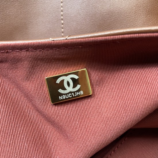 980 25k腋下包嬉皮hobo包太酷啦25k嬉皮hobo包经典大菱格大粗链条点8沉甸甸的金链条很有分感表面做旧效果很有Vintage中古感包身柔软 容量非常大好看又能装的hobo谁能拒绝上身随性又潇洒尺寸53x43x9cm 5839