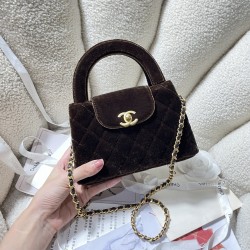 600 Spot 24A Kelly Handle Bag Velvet Cloth Fashion is a cycle of popular vintage kelly was redesigned by Chanel revitalized vintage Kelly with the classic handle handles named in the base plus leather through the chain shoulder strap to subvert the tradit