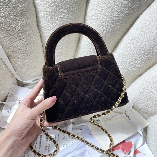 600 Spot 24A Kelly Handle Bag Velvet Cloth Fashion is a cycle of popular vintage kelly was redesigned by Chanel revitalized vintage Kelly with the classic handle handles named in the base plus leather through the chain shoulder strap to subvert the tradit