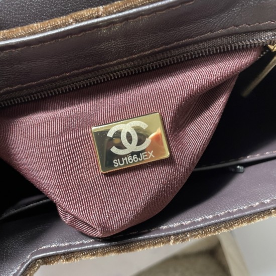 600 Spot 24A Kelly Handle Bag Velvet Cloth Fashion is a cycle of popular vintage kelly was redesigned by Chanel revitalized vintage Kelly with the classic handle handles named in the base plus leather through the chain shoulder strap to subvert the tradit