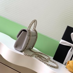 580 25A Cross Handle Leather Horizontal Large Horizontal flap design Retro and fashionable Leather interlocking chain handle is absolutely beautiful High-end sense of full of feel is also first-class Whether you are shoulder or handheld can easily manage 