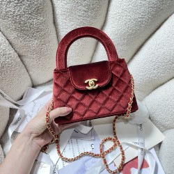 600 Spot 24A Kelly Handle Bag Velvet Cloth Fashion is a cycle of popular vintage kelly was redesigned by Chanel revitalized vintage Kelly with the classic handle handles named in the base plus leather through the chain shoulder strap to subvert the tradit