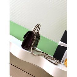 580 25A Cross Handle Leather Horizontal Large Horizontal flap design Retro and fashionable Leather interlocking chain handle is absolutely beautiful High-end sense of full of feel is also first-class Whether you are shoulder or handheld can easily manage 