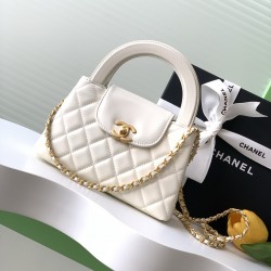 630 25c Kelly handle bag Fashion is a cycle of popular vintage kelly was redesigned by Chanel revitalized vintage Kelly to the classic handle handbag name in the base plus leather through the chain shoulder strap subversion of the traditional more casual 