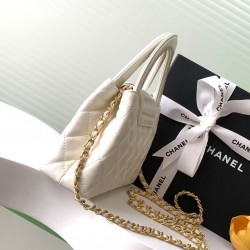 630 25c Kelly handle bag Fashion is a cycle of popular vintage kelly was redesigned by Chanel revitalized vintage Kelly to the classic handle handbag name in the base plus leather through the chain shoulder strap subversion of the traditional more casual 