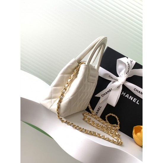 630 25c Kelly handle bag Fashion is a cycle of popular vintage kelly was redesigned by Chanel revitalized vintage Kelly to the classic handle handbag name in the base plus leather through the chain shoulder strap subversion of the traditional more casual 