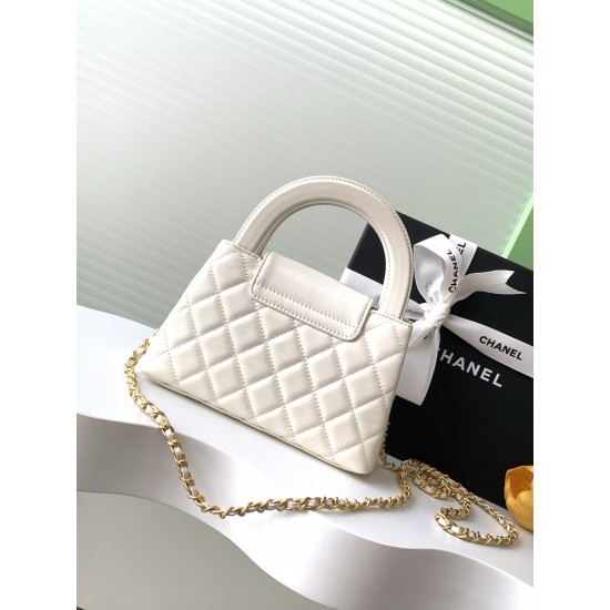630 25c Kelly handle bag Fashion is a cycle of popular vintage kelly was redesigned by Chanel revitalized vintage Kelly to the classic handle handbag name in the base plus leather through the chain shoulder strap subversion of the traditional more casual 