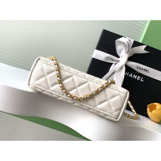 630 25c Kelly handle bag Fashion is a cycle of popular vintage kelly was redesigned by Chanel revitalized vintage Kelly to the classic handle handbag name in the base plus leather through the chain shoulder strap subversion of the traditional more casual 