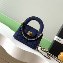 560 25a Kelly Velvet Fashion is a reincarnation of the popular vintage Kelly was redesigned by Chanel vintage Kelly with the classic handle hand out of the name in the base plus leather through the chain shoulder strap subvert the tradition of more casual