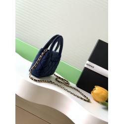 560 25a Kelly Velvet Fashion is a reincarnation of the popular vintage Kelly was redesigned by Chanel vintage Kelly with the classic handle hand out of the name in the base plus leather through the chain shoulder strap subvert the tradition of more casual
