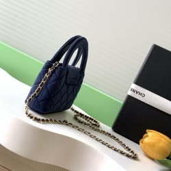 560 25a Kelly Velvet Fashion is a reincarnation of the popular vintage Kelly was redesigned by Chanel vintage Kelly with the classic handle hand out of the name in the base plus leather through the chain shoulder strap subvert the tradition of more casual