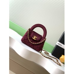 560 25a Kelly Velvet Fashion is a reincarnation of the popular vintage Kelly was redesigned by Chanel vintage Kelly with the classic handle hand out of the name in the base plus leather through the chain shoulder strap subvert the tradition of more casual
