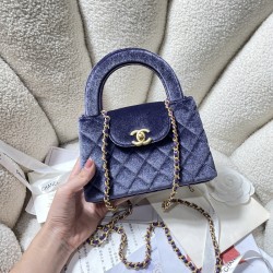600 Spot 24A Kelly Handle Bag Velvet Cloth Fashion is a cycle of popular vintage kelly was redesigned by Chanel revitalized vintage Kelly with the classic handle handles named in the base plus leather through the chain shoulder strap to subvert the tradit