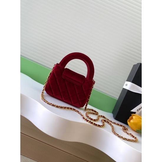 560 25a Kelly Velvet Fashion is a reincarnation of the popular vintage Kelly was redesigned by Chanel vintage Kelly with the classic handle hand out of the name in the base plus leather through the chain shoulder strap subvert the tradition of more casual