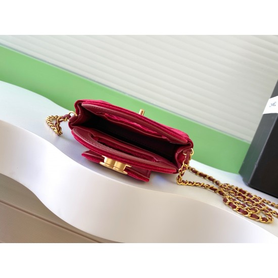 560 25a Kelly Velvet Fashion is a reincarnation of the popular vintage Kelly was redesigned by Chanel vintage Kelly with the classic handle hand out of the name in the base plus leather through the chain shoulder strap subvert the tradition of more casual