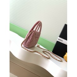 560 25a Kelly Velvet Fashion is a reincarnation of the popular vintage Kelly was redesigned by Chanel vintage Kelly with the classic handle hand out of the name in the base plus leather through the chain shoulder strap subvert the tradition of more casual