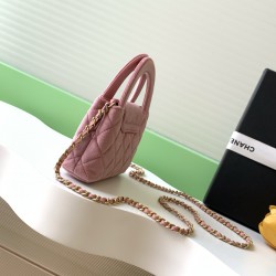 560 25a Kelly Velvet Fashion is a reincarnation of the popular vintage Kelly was redesigned by Chanel vintage Kelly with the classic handle hand out of the name in the base plus leather through the chain shoulder strap subvert the tradition of more casual