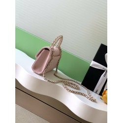 580 25A Cross Handle Leather Horizontal Large Horizontal flap design Retro and fashionable Leather interlocking chain handle is absolutely beautiful High-end sense of full of feel is also first-class Whether you are shoulder or handheld can easily manage 