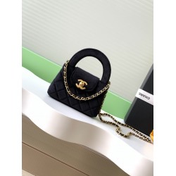560 25a Kelly Velvet Fashion is a reincarnation of the popular vintage Kelly was redesigned by Chanel vintage Kelly with the classic handle hand out of the name in the base plus leather through the chain shoulder strap subvert the tradition of more casual