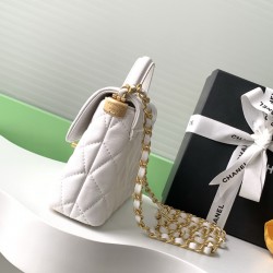 760 25p kelly super texture 25p kelly take it is who's dream bag can be hand-carried can be shoulder can be crossbody not a little girl can refuse this bag ah come on chanel you really very good to take our overall super texture model number AS5355 size 1