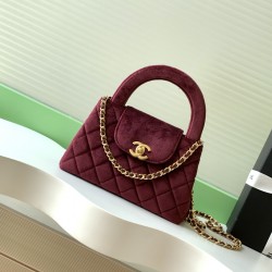 630 25a Kelly Velvet Fashion is a reincarnation of the big hit vintage Kelly was redesigned by Chanel vintage Kelly to the classic handle hand out of the name in the base plus leather through the chain shoulder strap to subvert the tradition of more casua
