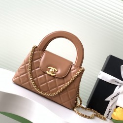 630 25c Kelly handle bag Fashion is a cycle of popular vintage kelly was redesigned by Chanel revitalized vintage Kelly to the classic handle handles named in the base plus leather through the chain shoulder strap to subvert the tradition of more casual a