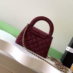 630 25a Kelly Velvet Fashion is a reincarnation of the big hit vintage Kelly was redesigned by Chanel vintage Kelly to the classic handle hand out of the name in the base plus leather through the chain shoulder strap to subvert the tradition of more casua