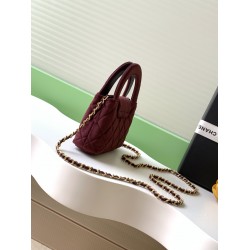560 25a Kelly Velvet Fashion is a reincarnation of the popular vintage Kelly was redesigned by Chanel vintage Kelly with the classic handle hand out of the name in the base plus leather through the chain shoulder strap subvert the tradition of more casual