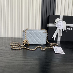 710 Chane125B new cosmetic bag Ap3940 small, small, really exquisite Oh high value logo double C adjustable buckle is a bright spot more and more love this cosmetic bag with hand carry are very beautiful ah with any clothes can make you absolutely beautif