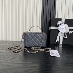 710 Chane124B rhinestone handle cosmetic bag AP4842 really good look at first sight fell in love with the design of the handle is too exquisite diamonds in the glittering heartwarming to the small body of the bag unique spiral handle and the combination o