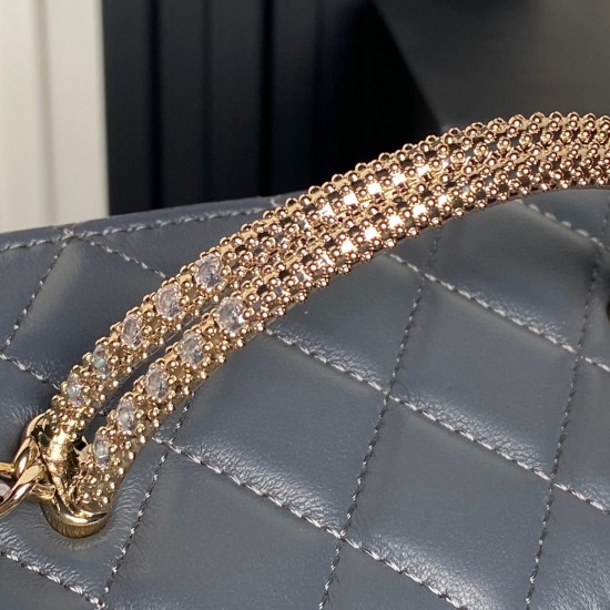 710 Chane124B rhinestone handle cosmetic bag AP4842 really good look at first sight fell in love with the design of the handle is too exquisite diamonds in the glittering heartwarming to the small body of the bag unique spiral handle and the combination o