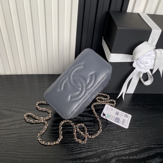 710 Chane124B rhinestone handle cosmetic bag AP4842 really good look at first sight fell in love with the design of the handle is too exquisite diamonds in the glittering heartwarming to the small body of the bag unique spiral handle and the combination o