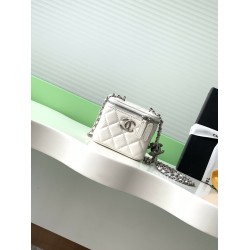 630 25b new makeup bag lambskin really exquisite Oh high value enamel logo double C adjustable buckle is a bright spot more and more love this makeup bag with hand carry is very beautiful ah with any clothes can make you absolutely beautiful Model No. AP3