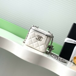 630 25b new makeup bag lambskin really exquisite Oh high value enamel logo double C adjustable buckle is a bright spot more and more love this makeup bag with hand carry is very beautiful ah with any clothes can make you absolutely beautiful Model No. AP3