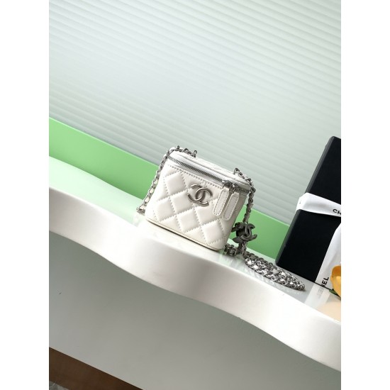 630 25b new makeup bag lambskin really exquisite Oh high value enamel logo double C adjustable buckle is a bright spot more and more love this makeup bag with hand carry is very beautiful ah with any clothes can make you absolutely beautiful Model No. AP3