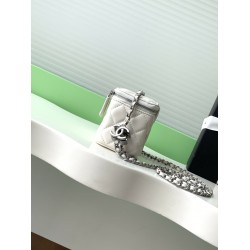 630 25b new makeup bag lambskin really exquisite Oh high value enamel logo double C adjustable buckle is a bright spot more and more love this makeup bag with hand carry is very beautiful ah with any clothes can make you absolutely beautiful Model No. AP3