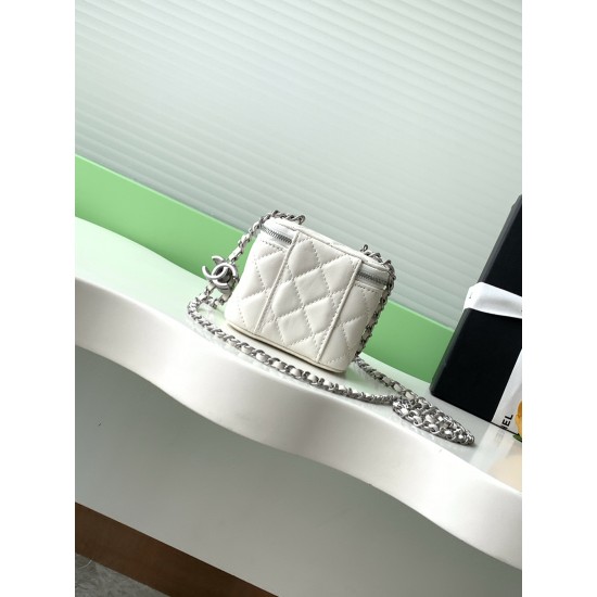 630 25b new makeup bag lambskin really exquisite Oh high value enamel logo double C adjustable buckle is a bright spot more and more love this makeup bag with hand carry is very beautiful ah with any clothes can make you absolutely beautiful Model No. AP3