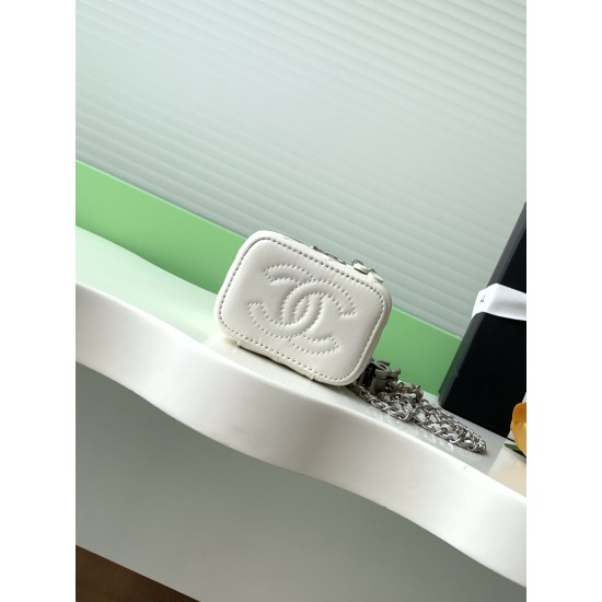 630 25b new makeup bag lambskin really exquisite Oh high value enamel logo double C adjustable buckle is a bright spot more and more love this makeup bag with hand carry is very beautiful ah with any clothes can make you absolutely beautiful Model No. AP3