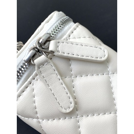 630 25b new makeup bag lambskin really exquisite Oh high value enamel logo double C adjustable buckle is a bright spot more and more love this makeup bag with hand carry is very beautiful ah with any clothes can make you absolutely beautiful Model No. AP3