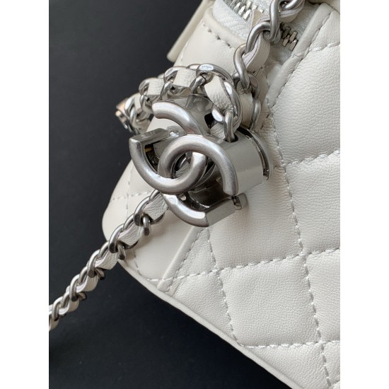 630 25b new makeup bag lambskin really exquisite Oh high value enamel logo double C adjustable buckle is a bright spot more and more love this makeup bag with hand carry is very beautiful ah with any clothes can make you absolutely beautiful Model No. AP3