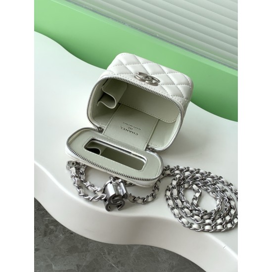 630 25b new makeup bag lambskin really exquisite Oh high value enamel logo double C adjustable buckle is a bright spot more and more love this makeup bag with hand carry is very beautiful ah with any clothes can make you absolutely beautiful Model No. AP3