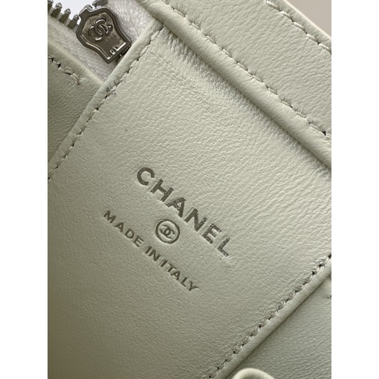 630 25b new makeup bag lambskin really exquisite Oh high value enamel logo double C adjustable buckle is a bright spot more and more love this makeup bag with hand carry is very beautiful ah with any clothes can make you absolutely beautiful Model No. AP3