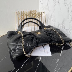 780 Chanel 25C fall and winter runway bow bag design and style analysis Material variety of styles changeable practical aesthetics of daily elegance despite the appearance of charming and exquisite practicality and capacity has also been a perfect balance