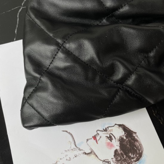 780 Chanel 25C fall and winter runway bow bag design and style analysis Material variety of styles changeable practical aesthetics of daily elegance despite the appearance of charming and exquisite practicality and capacity has also been a perfect balance