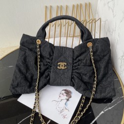 680 Chanel 25C fall and winter runway bow bag design and style analysis Material variety of styles changeable practical aesthetics of everyday elegance despite the appearance of charming and exquisite practicality and capacity has also been a perfect bala